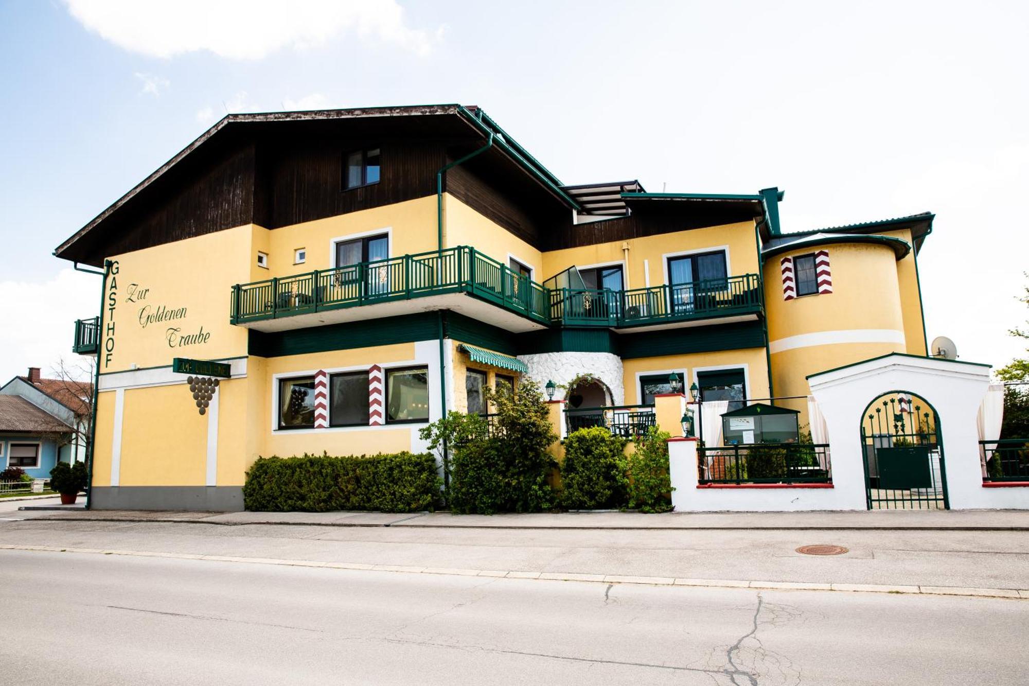 Landgasthof Zur Goldenen Traube Podersdorf am See Exterior photo